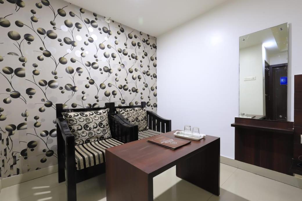 Hotel Rashmi غاواهاتي المظهر الخارجي الصورة